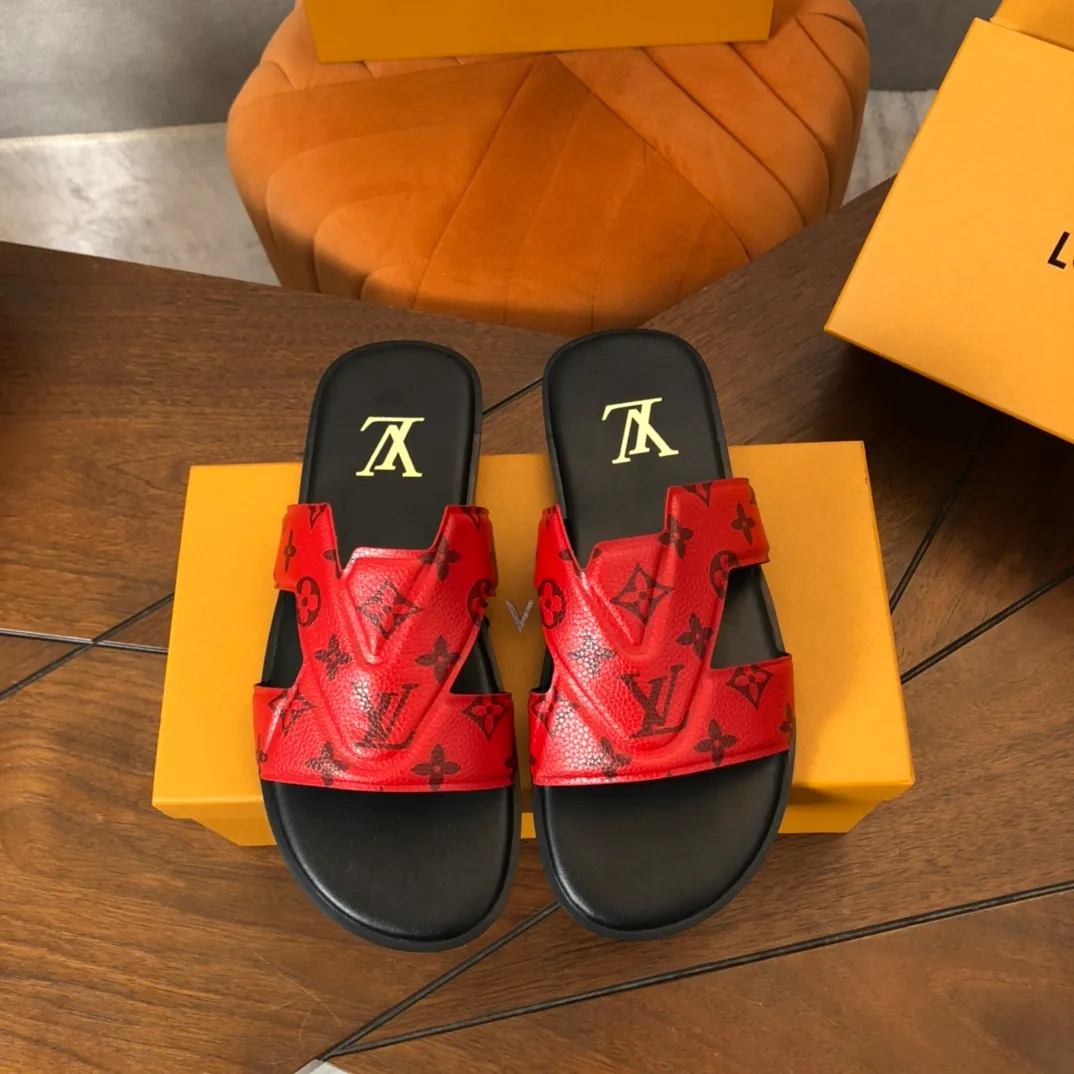 Factory price: 270💰LV counters are selling new brand luxury men's slippers, casual, loose and comfortable. The must-have model in the picture above [Happy][Happy], multiple colors available Size: 38-44, customized 45